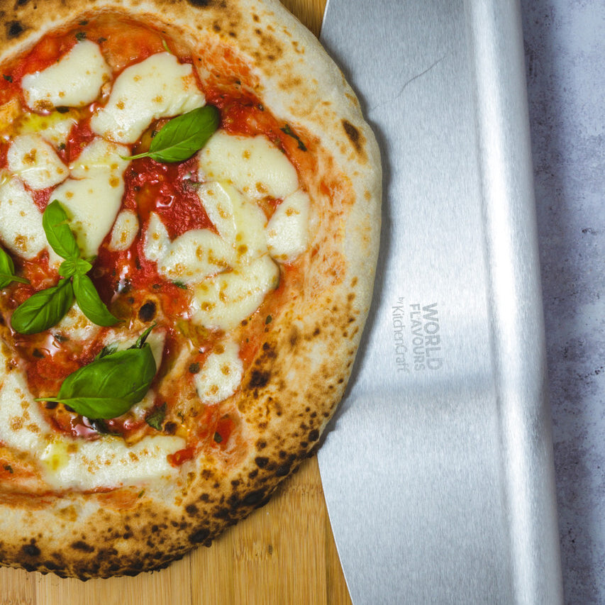 KitchenCraft World of Flavours serving board and pizza cutter set, ICPIZSET