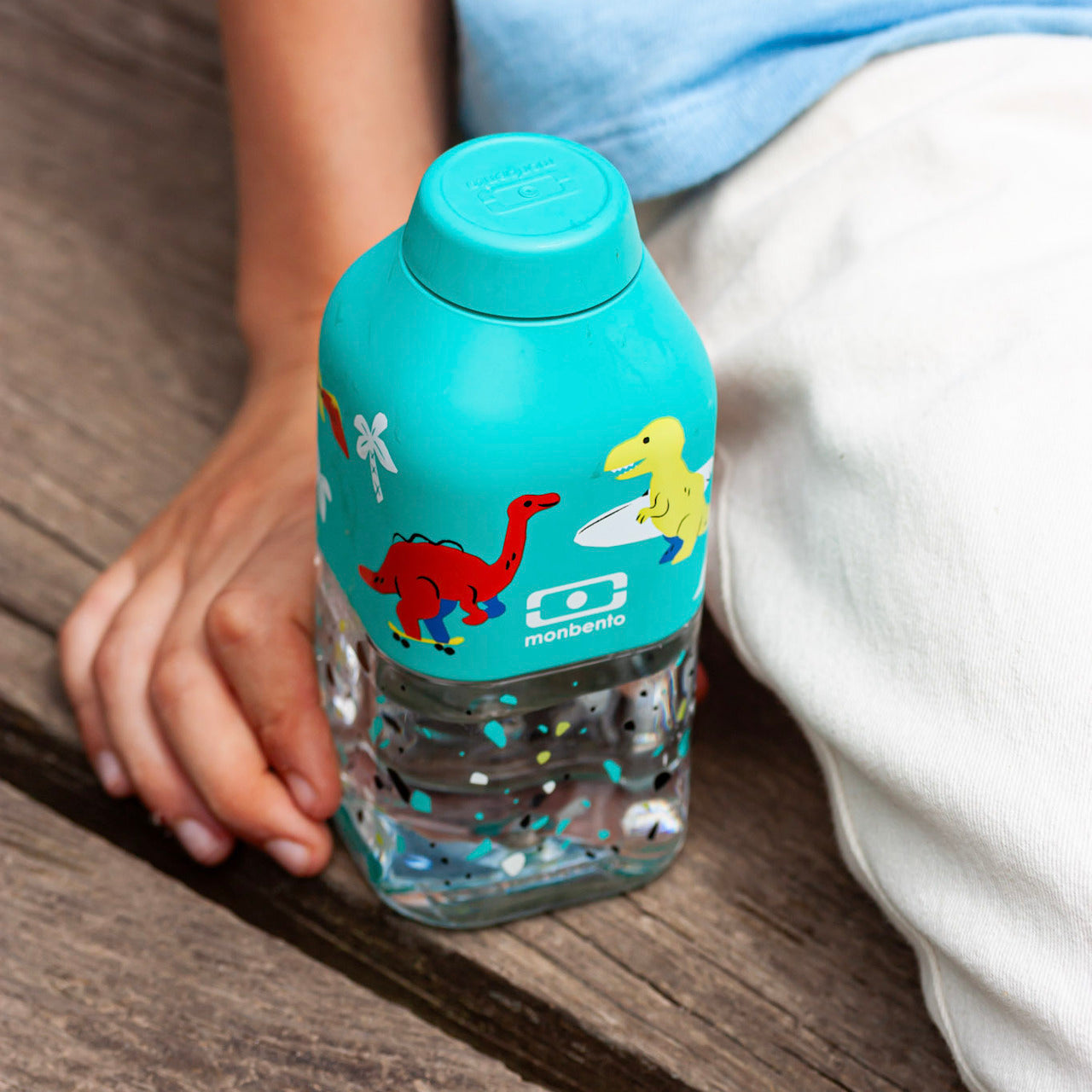 Monbento Positive S dětská láhev na pití 330 ml, blue dino, 32014120