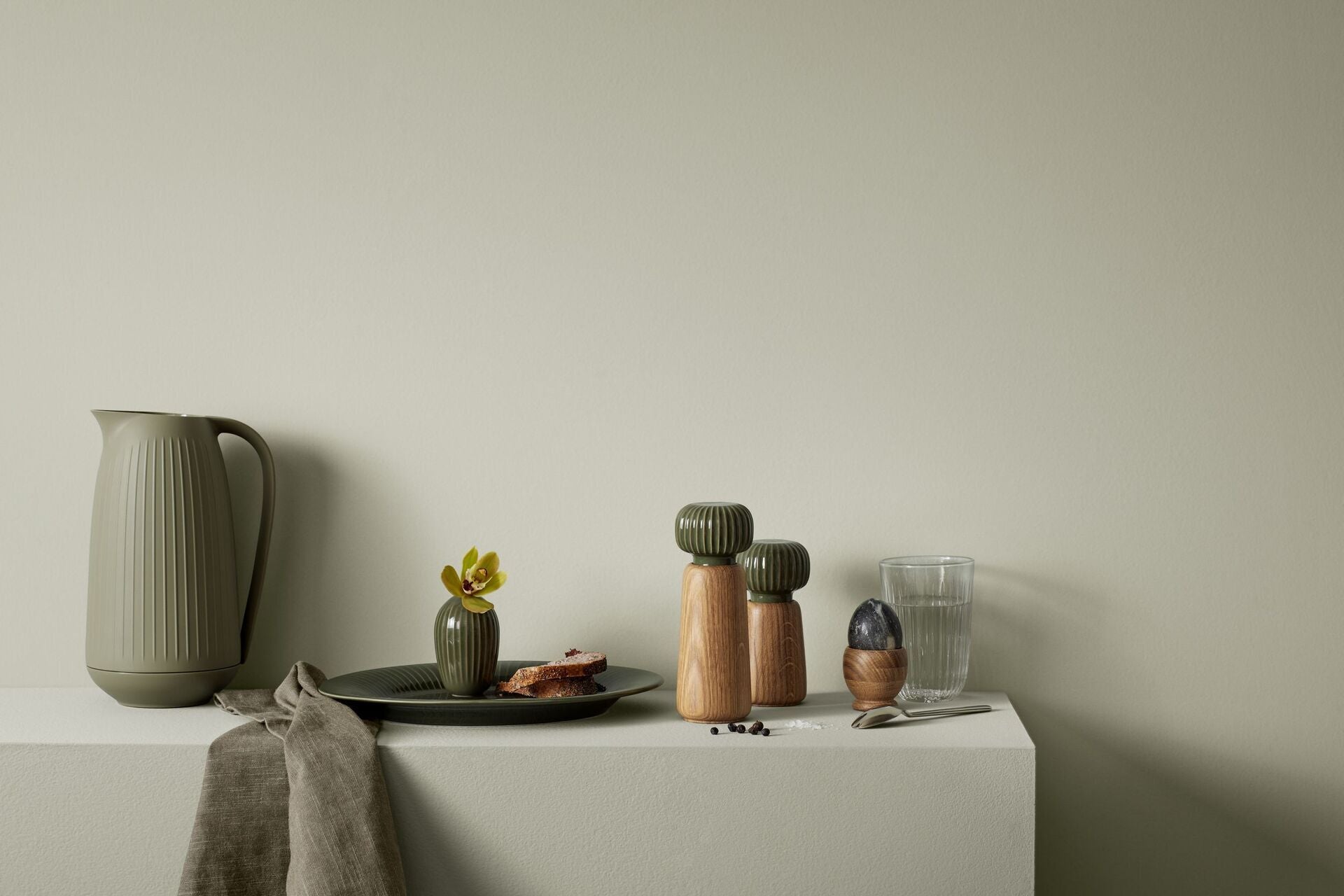 Kähler Hammershoi oval serving plate 28.5 x 22.5 cm, dark green, 692324