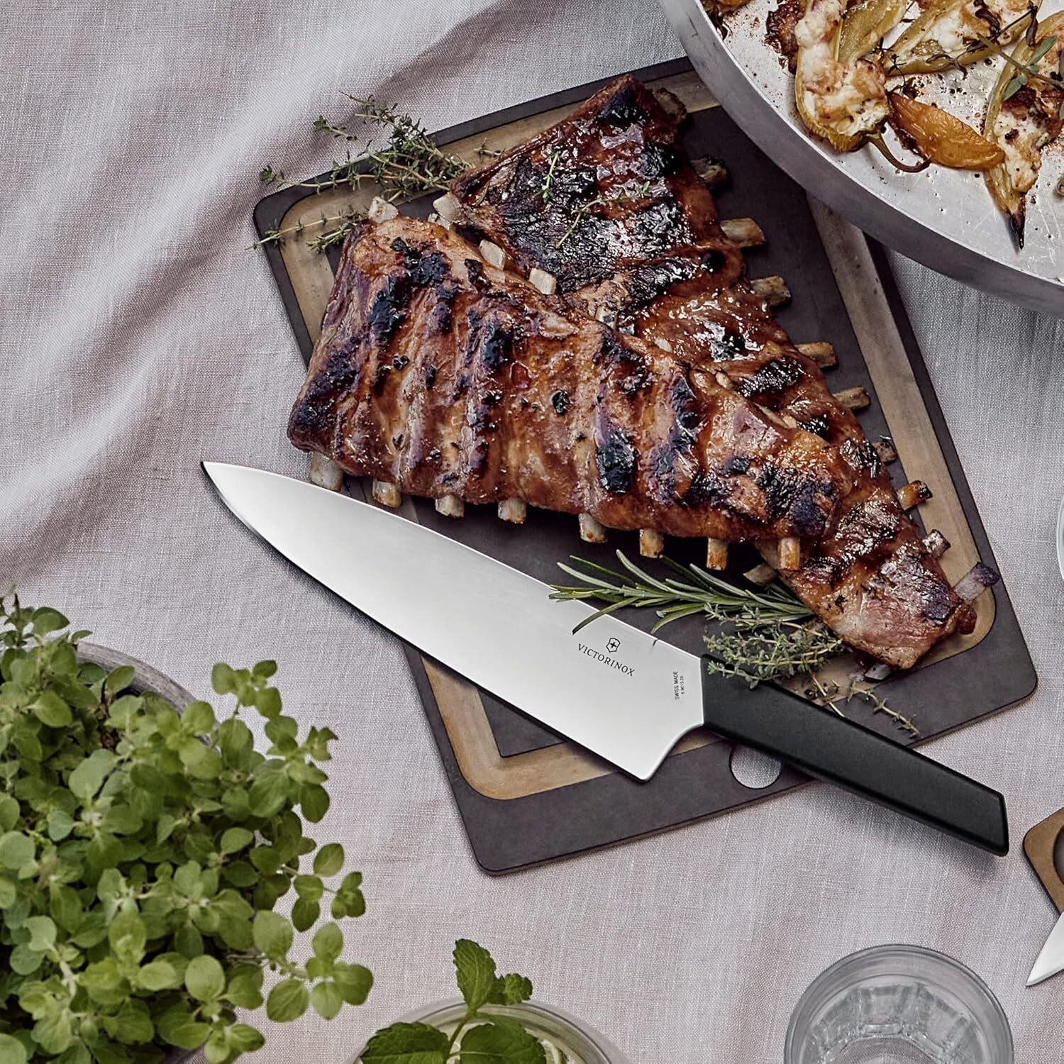 Victorinox Swiss Modern nůž kuchařský 20 cm, black, 6.9013.20B