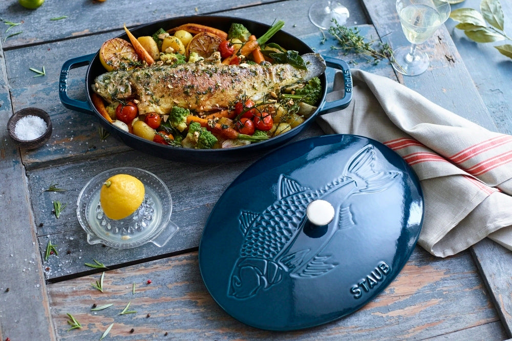 Staub litinový pekáč na rybu s poklicí 32 cm, mořská modř, 11223337