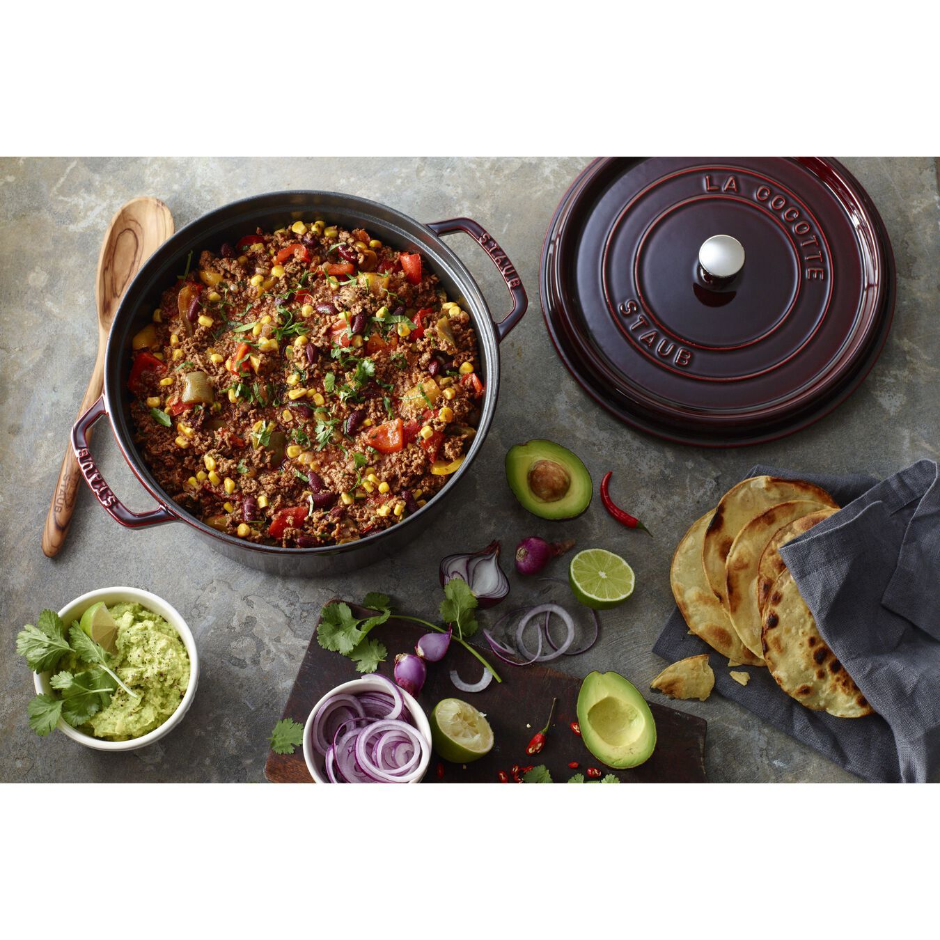 Staub Cocotte hrnec kulatý 28 cm/6,7 l grenadina, 1102887