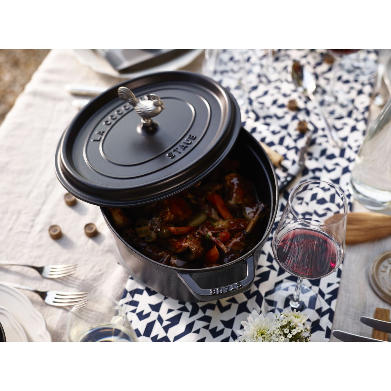 Staub kovový úchyt na poklici, tvar kohout, 1190104