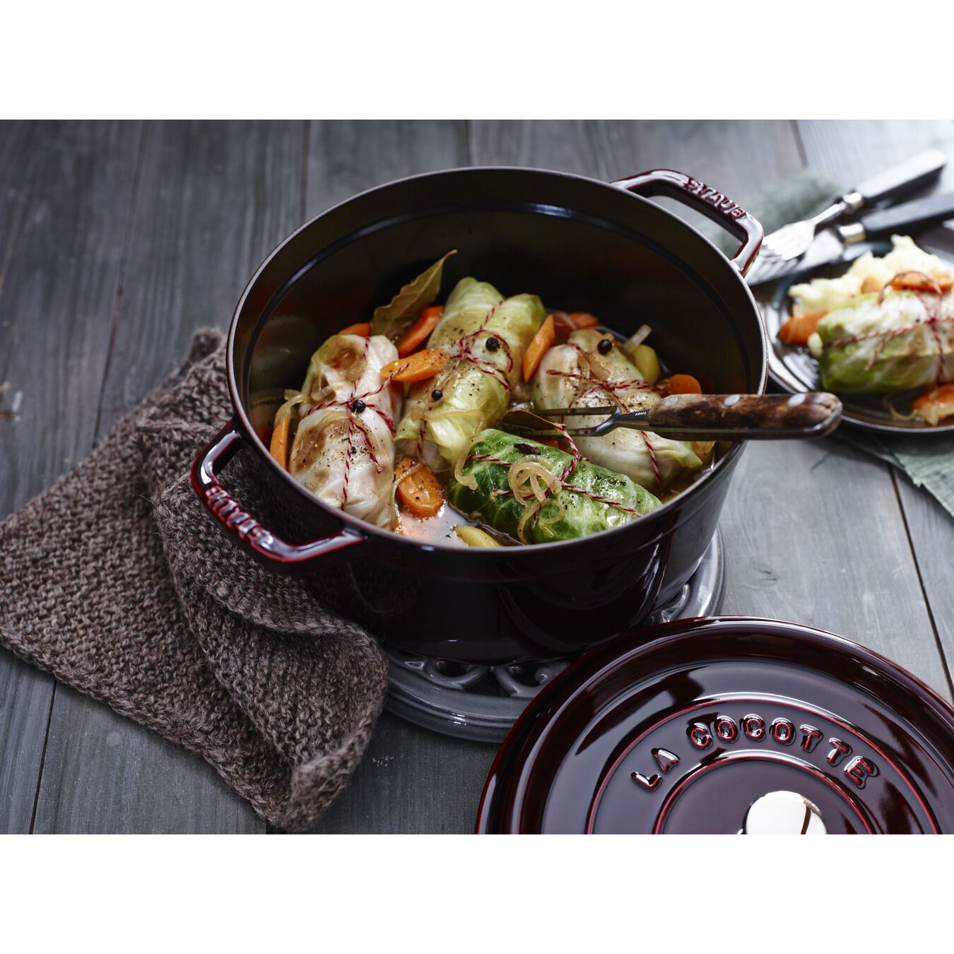 Staub Cocotte hrnec kulatý 22 cm/2,6 l grenadina, 1102287
