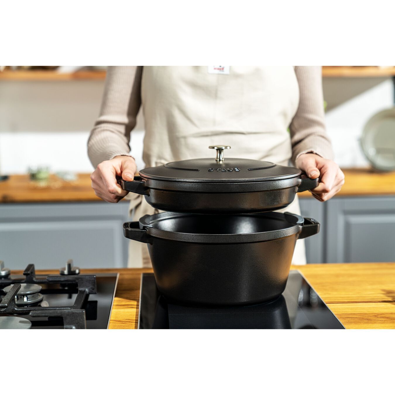 Staub Cocotte 2 dílná sada litinového hrnce a pánve 24 cm, černá, 14562423