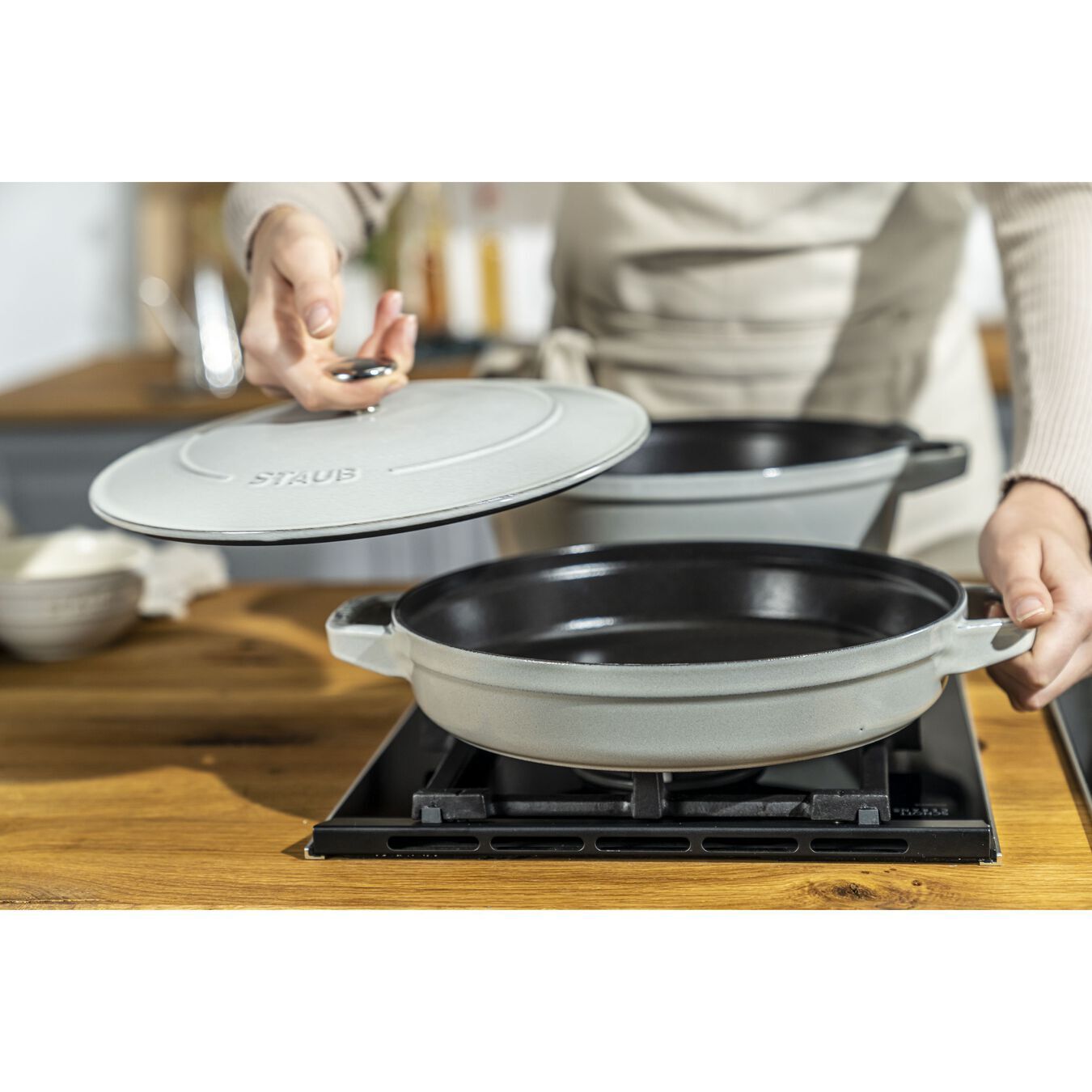 Staub Cocotte 2 dílná sada litinového hrnce a pánve 24 cm, bílá lanýžová, 145624107