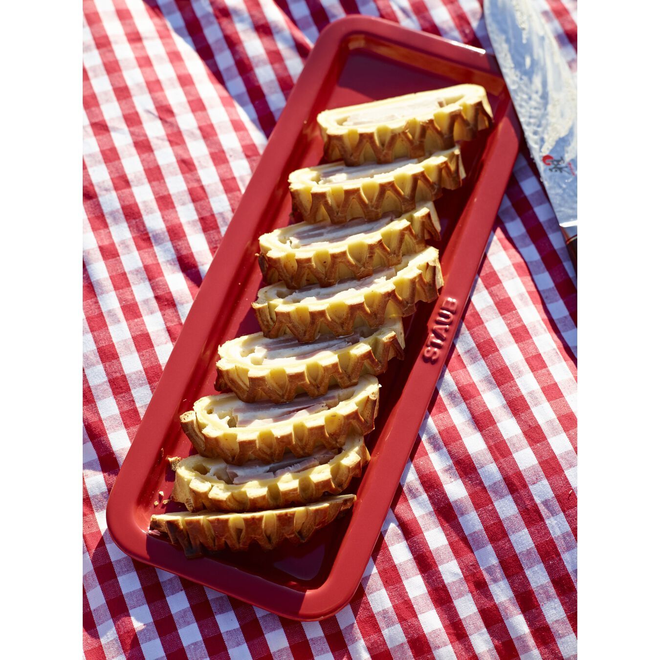 Staub keramický servírovací talíř 36 x 14 cm, višňová, 40509-025