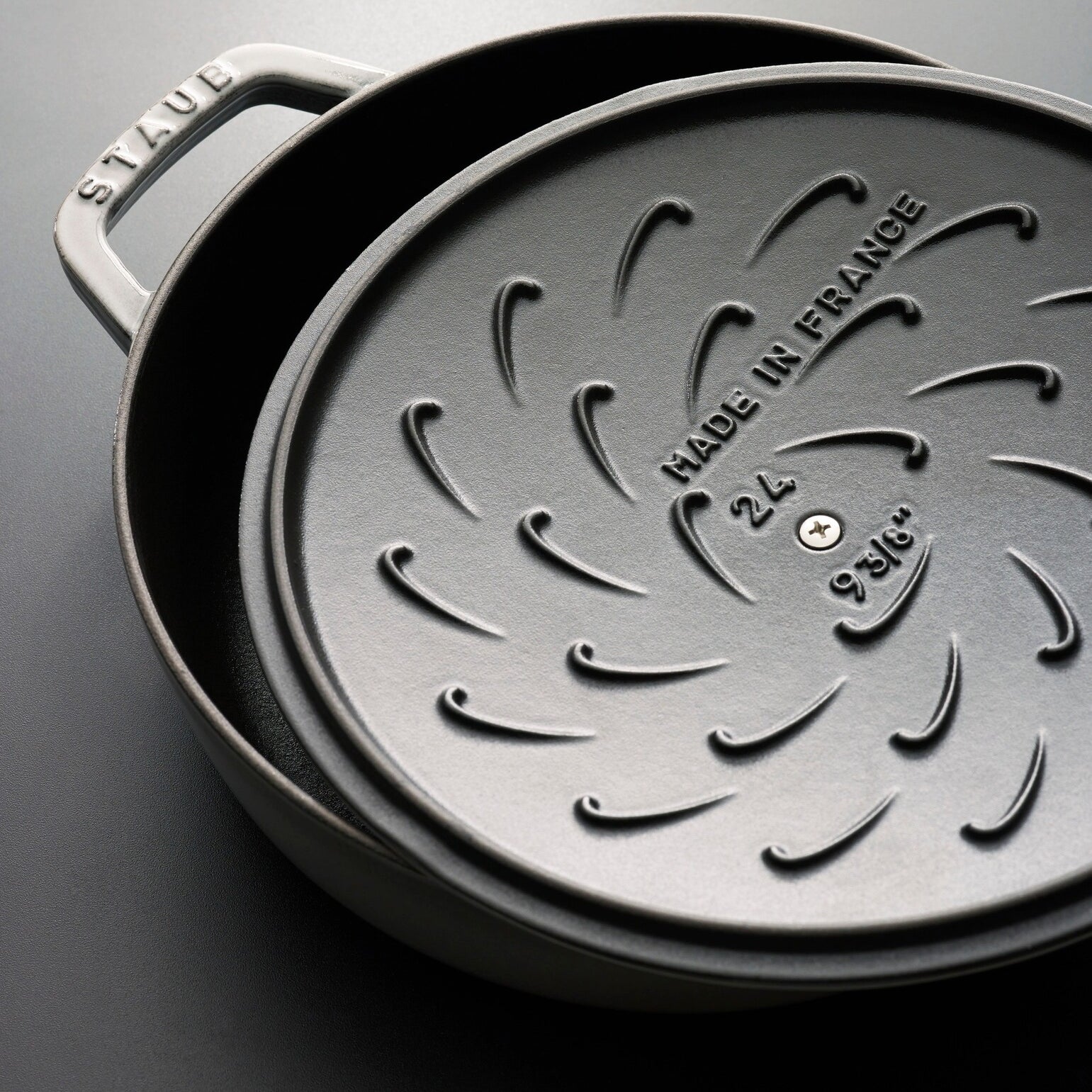 Staub Chistera kastrol s poklicí 24 cm/2,4 l bílá lanýžová, 126124107